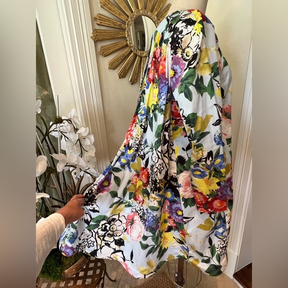 Exquisite Cape Dress - Picture 4 of 5